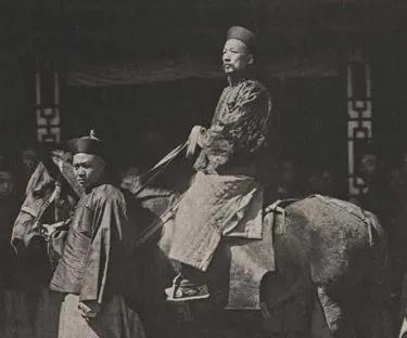 1734年，俞鸿图被雍正皇帝处以腰斩。由于刽子手给了他一个慢死，被斩为2截的俞鸿
