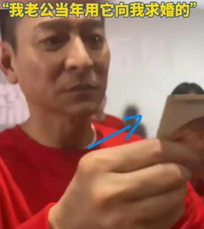 【粉丝拿30年前签名，找刘德华鉴定真伪，华哥高情商回复】
2024年，刘德华携《