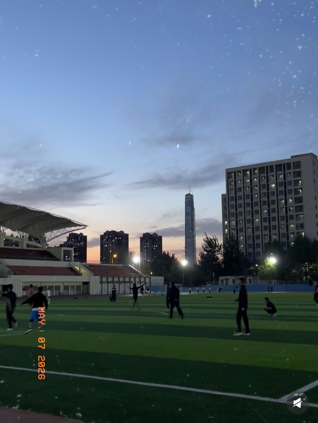 有没有那么一瞬间
你明明什么都没做错
却被人莫名啧一声、甩脸色、摆冷脸
心里又委