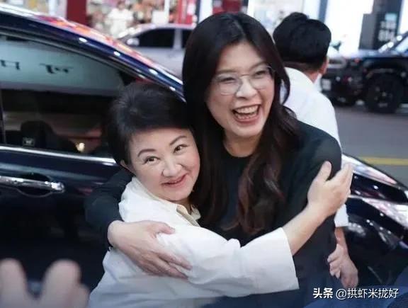 郑丽文、卢秀燕一边姐妹相称，另一头却互相较劲？

围绕军购案，蓝营内部到底谁说了