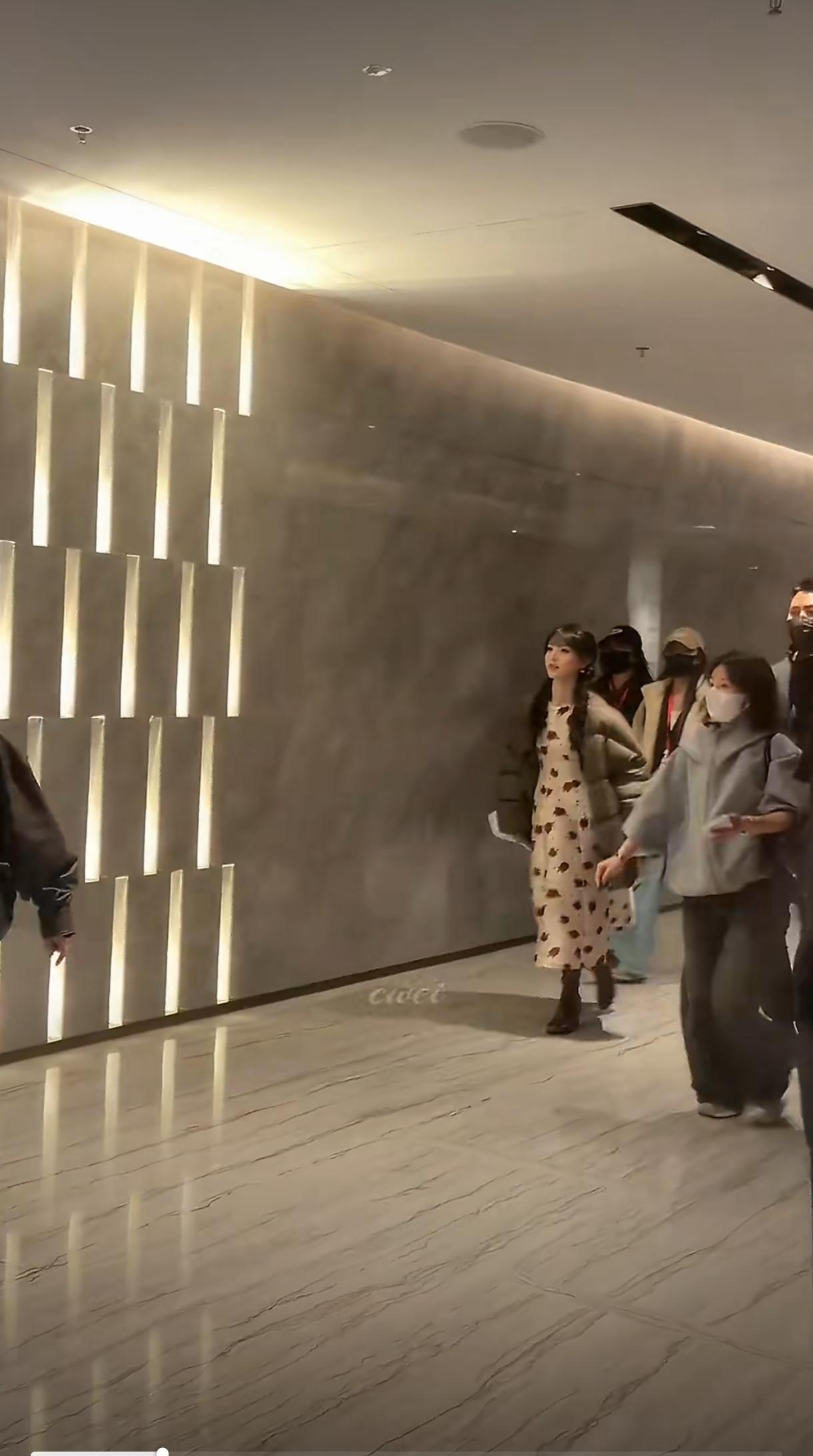 真的被田曦薇笑到了，别人走红毯精致优雅，她直接现场打出溜滑，一点明星架子都没有，