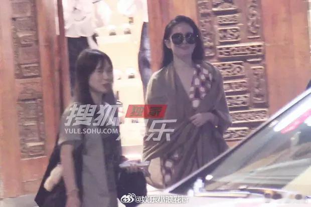 刘亦菲与友人聚餐路透 5日，在北京被拍到与友人聚餐，她身披深色格子披肩，搭配黑色