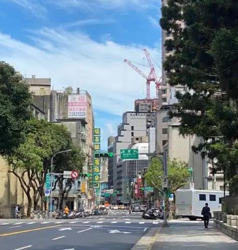 统一真的要来了？中央刚发的新信号，没提和平统一，也没讲一国两制，就八个字——推进