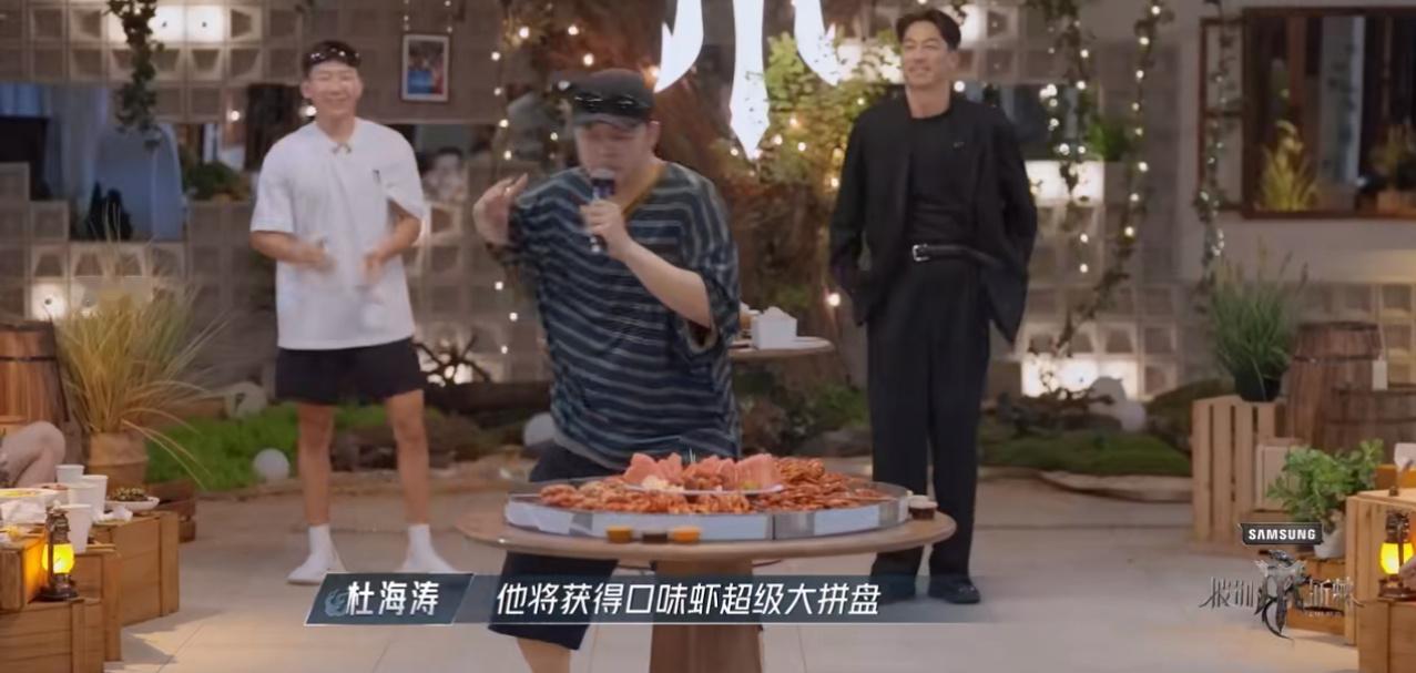 #阿如那颁奖都像要打人#阿如那颁发“黑暗料理创意美食之王”的奖时，一上去就整得要