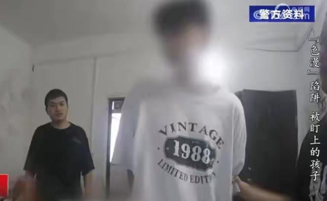 天塌了！四川雅安15岁少年误入游戏弹窗色情网站，深夜偷偷充值消费。
 
母亲发现