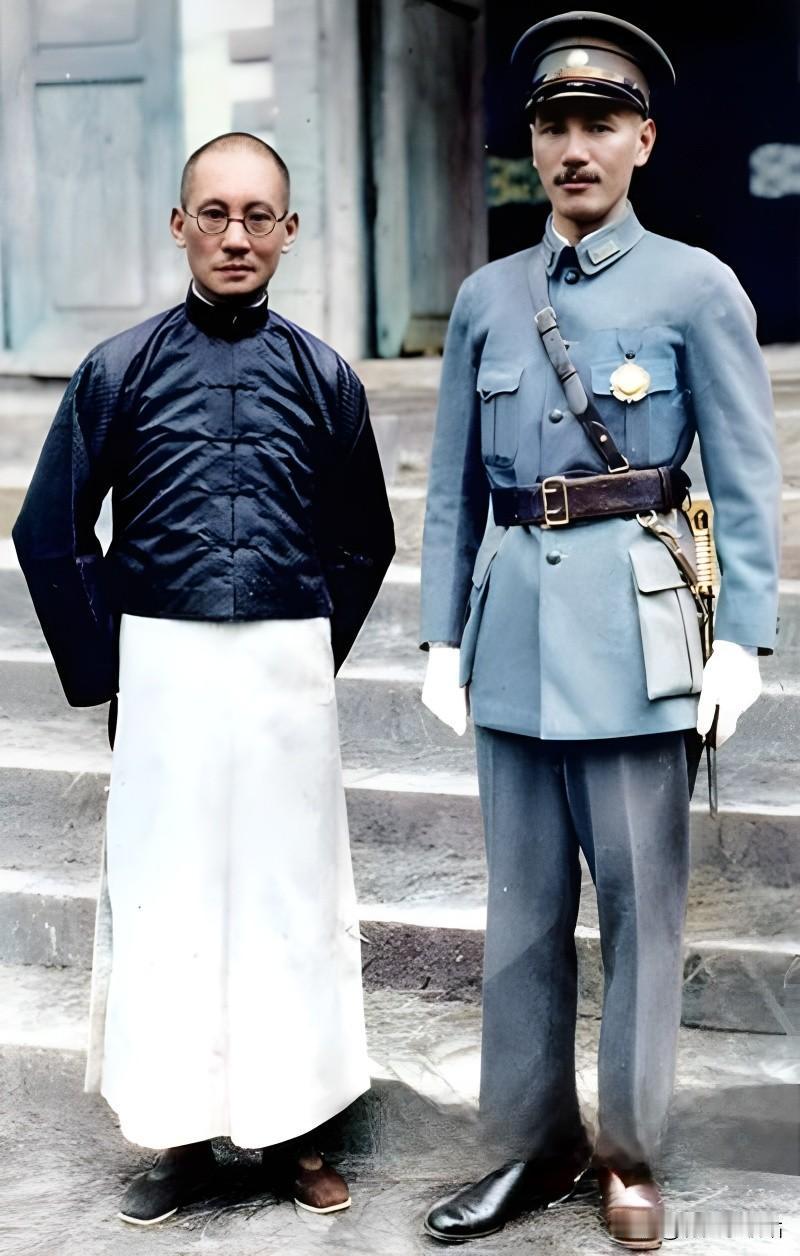 1930年，一张照片记录了身着戎装的蒋介石与身着便装的云南王龙云的合影。这一年，