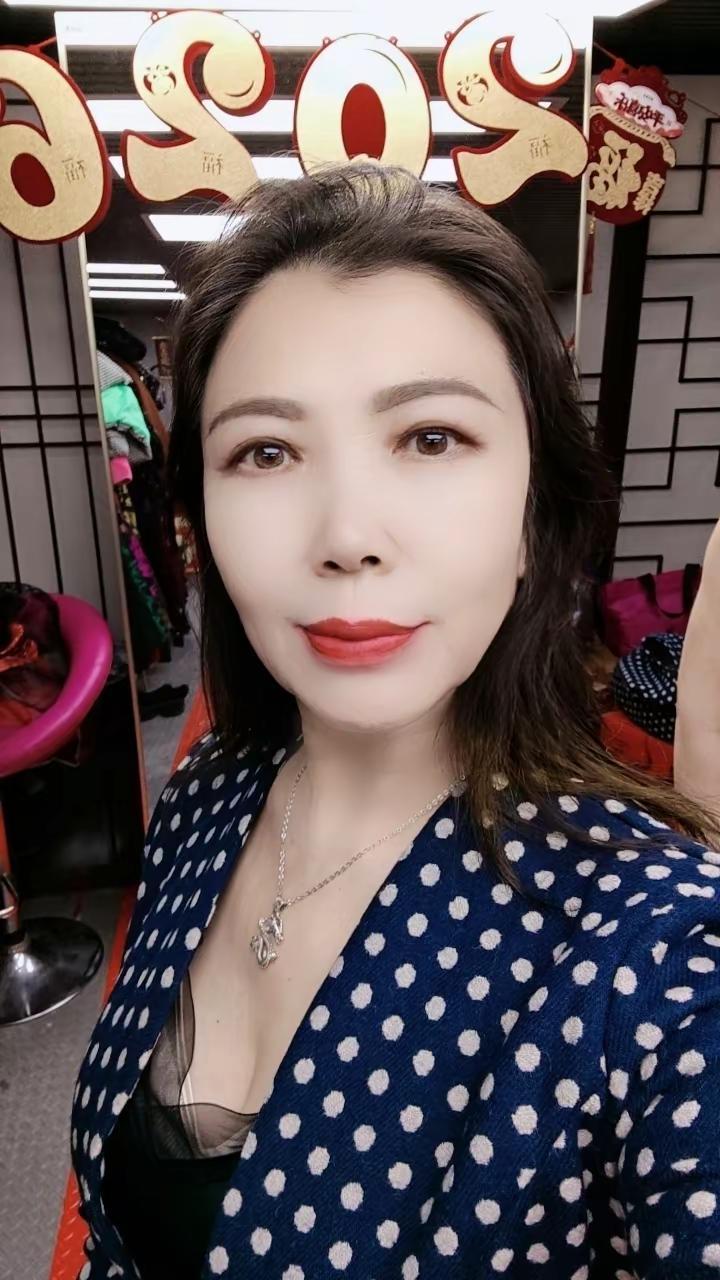 这就是不会输给年龄的美 ，风一样的女人。