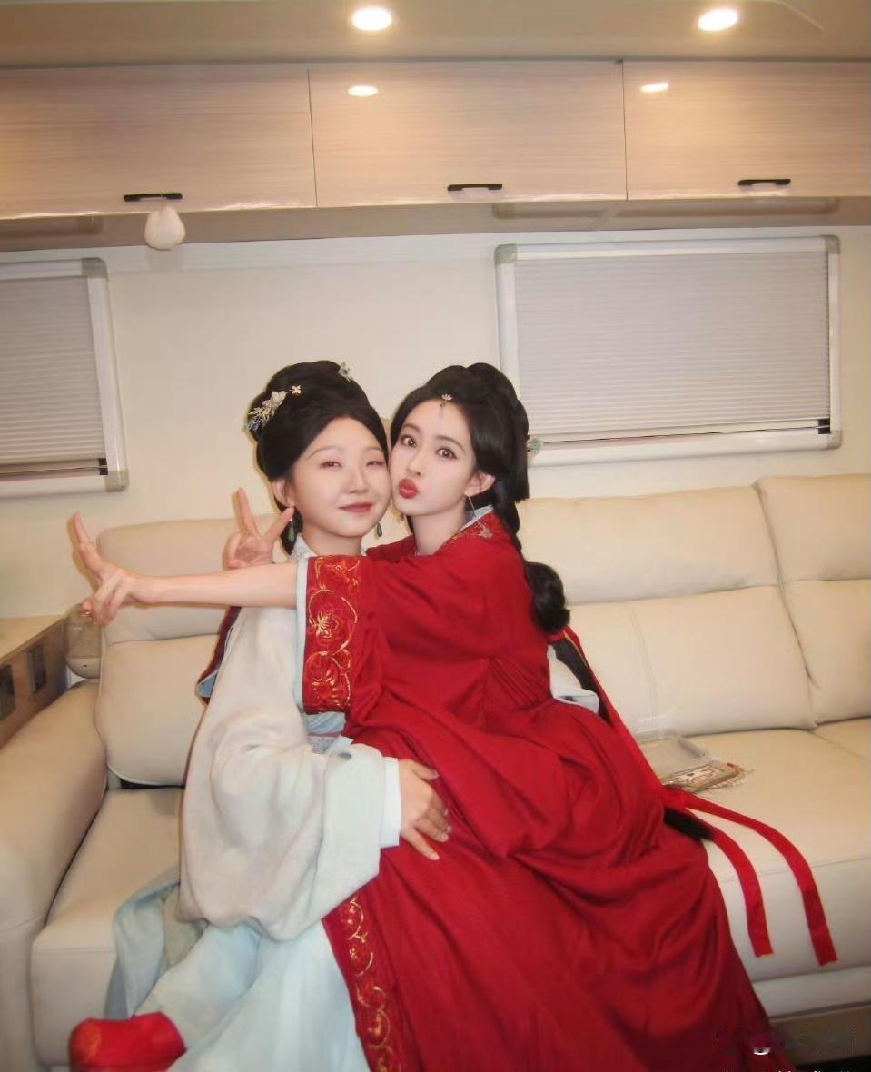 辣目洋子的脸比孟子义大一圈，但是也还是美的 