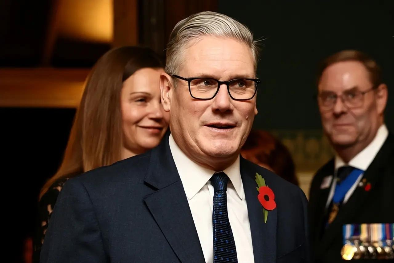 英国首相斯塔默“投喂”给了世界三句话！  
 
第一句：中国不是“正在崛起”，是