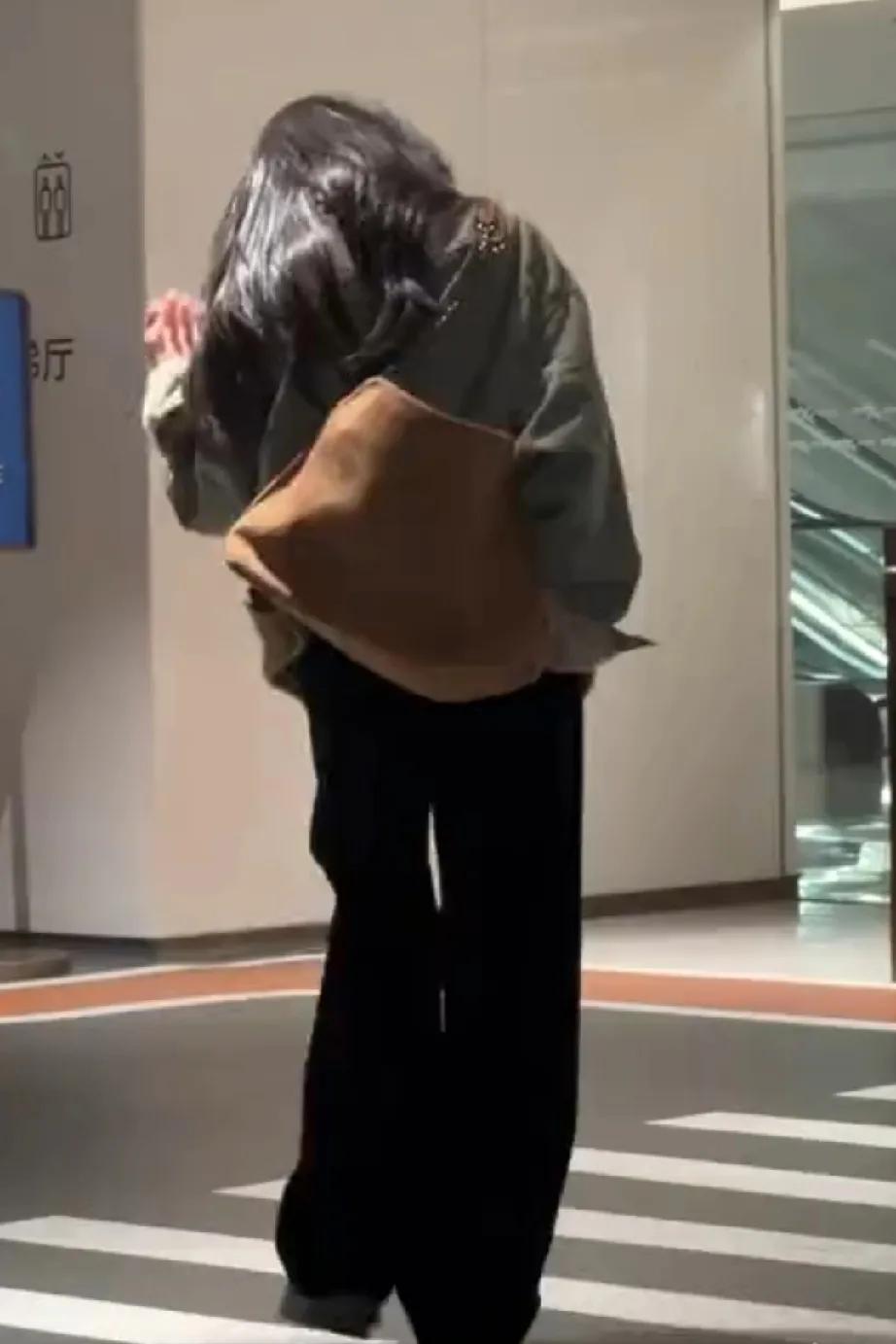 很少看到女人扎马尾了。现在女人更喜欢狮子披发。#时髦精。# #穿出自已的美# #