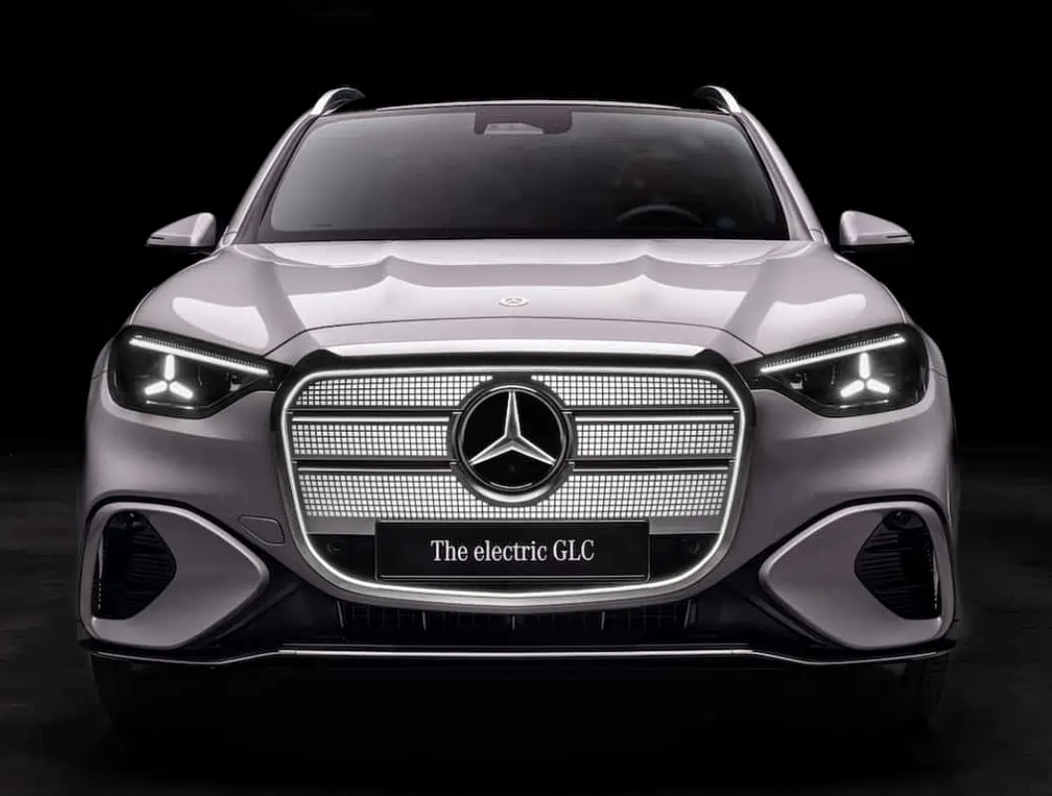奔驰 GLC EV 现身慕尼黑车展，前中网集成 942 个发光像素点，“土豪” 