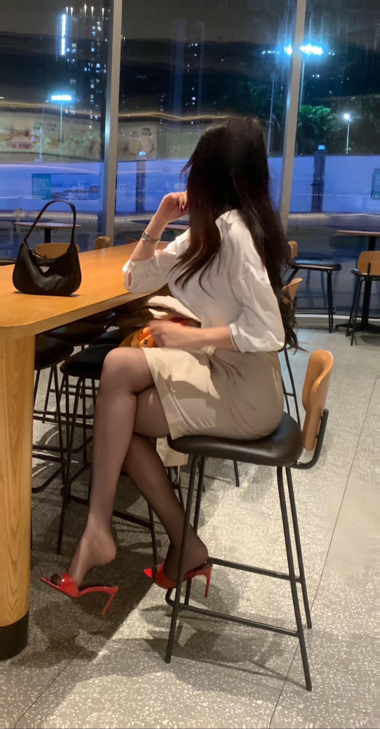 “跟了我吧，我能给你一切好的资源，但除了名分。”