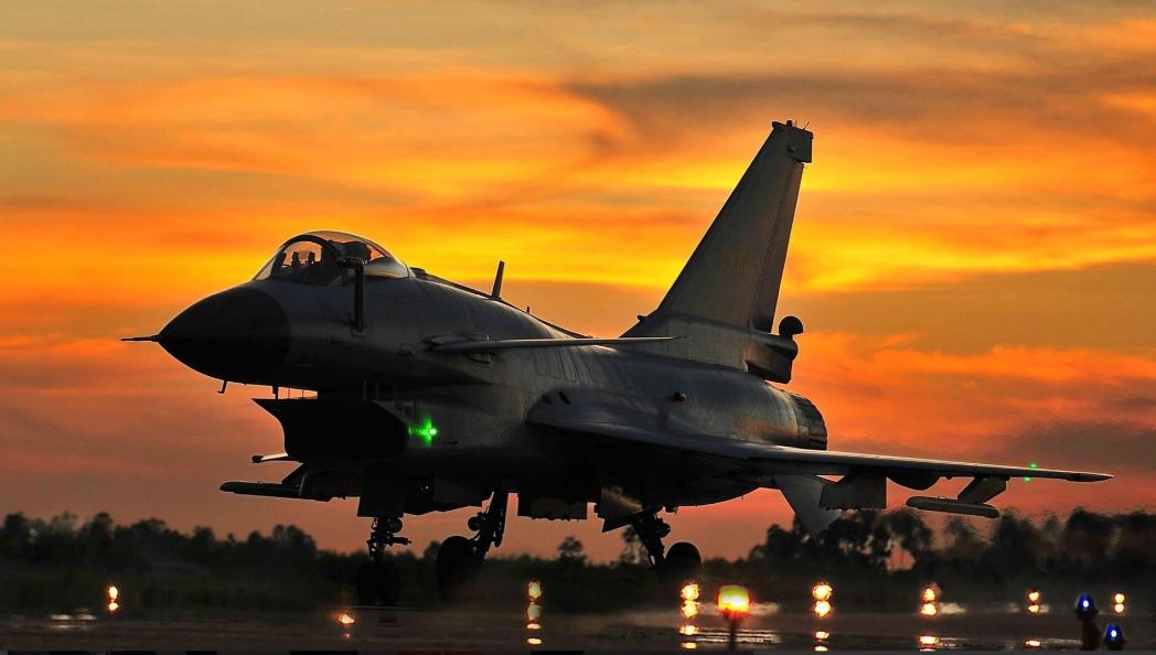 1998年，歼-10首飞前，试飞员对送他上机的总师承诺：“放心，只要不是在空中爆