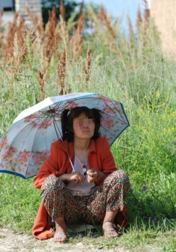 一男子利用本村患有精神疾病、无自我防护能力的妇女，哄骗至家中图谋不轨。 

因自