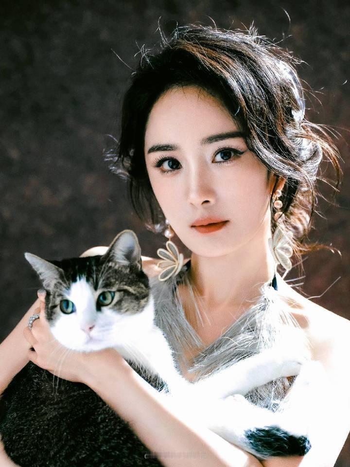 #杨幂压轴# 杨幂的妆容造型确实非常美丽和精致，以下是她的一些经典妆容特点：1.