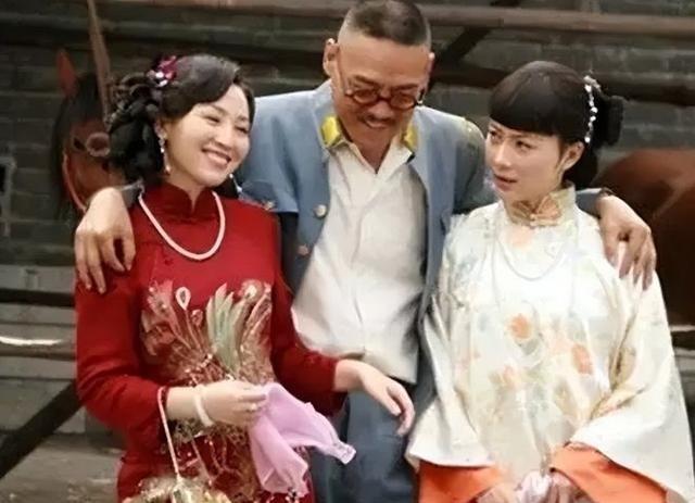 1923年夏夜，四川军阀杨森喝得醉醺醺回了家，竟将干女儿抱进卧室。第二天醒来后，