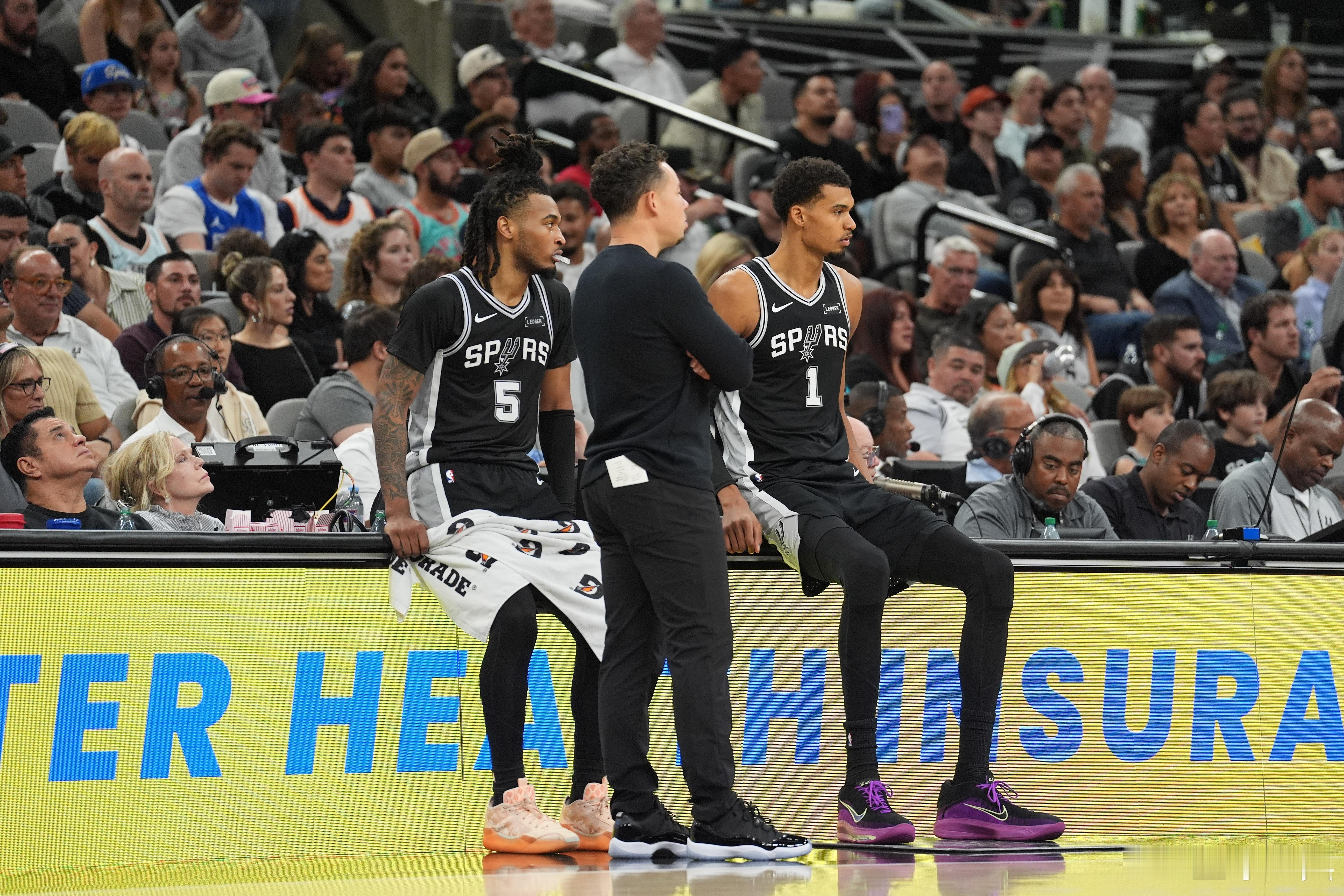 NBA总决赛G4，马刺在最多领先29分的情况下惨遭尼克斯107-106逆转，目前