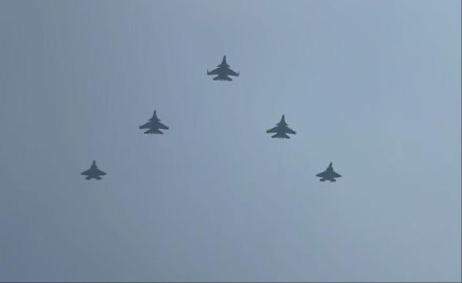 美媒：中国阅兵公开5款五代机，刚升空就面临落后，将削减产量
 
据美国《军事观察