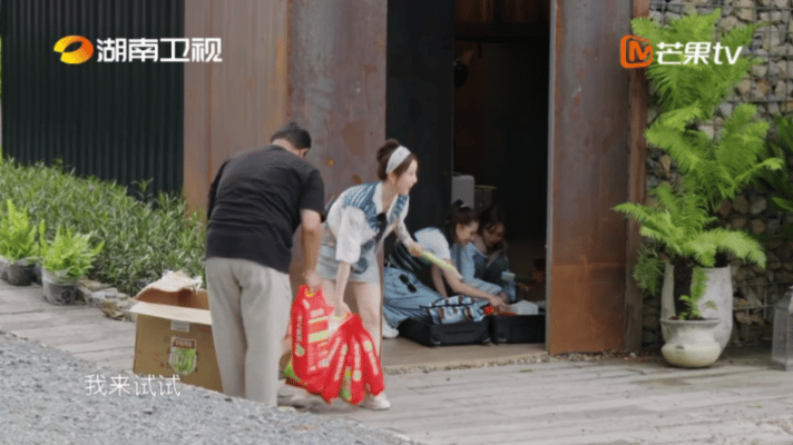 张雅琪单手拎四袋大米身形纤细看着柔弱，张雅琪单手稳稳拎起四袋大米，爆发力直接惊艳
