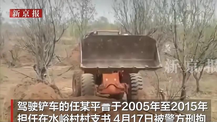 推土埋人被刑拘！一名原村支书，开着几吨重的铲车，蓄意推土掩埋一名村民。双方疑似存