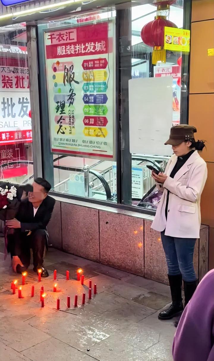 这多尴尬，求婚现场男子跪到腿软，女子就在一边站着玩手机。
明眼人一看就知道没戏，