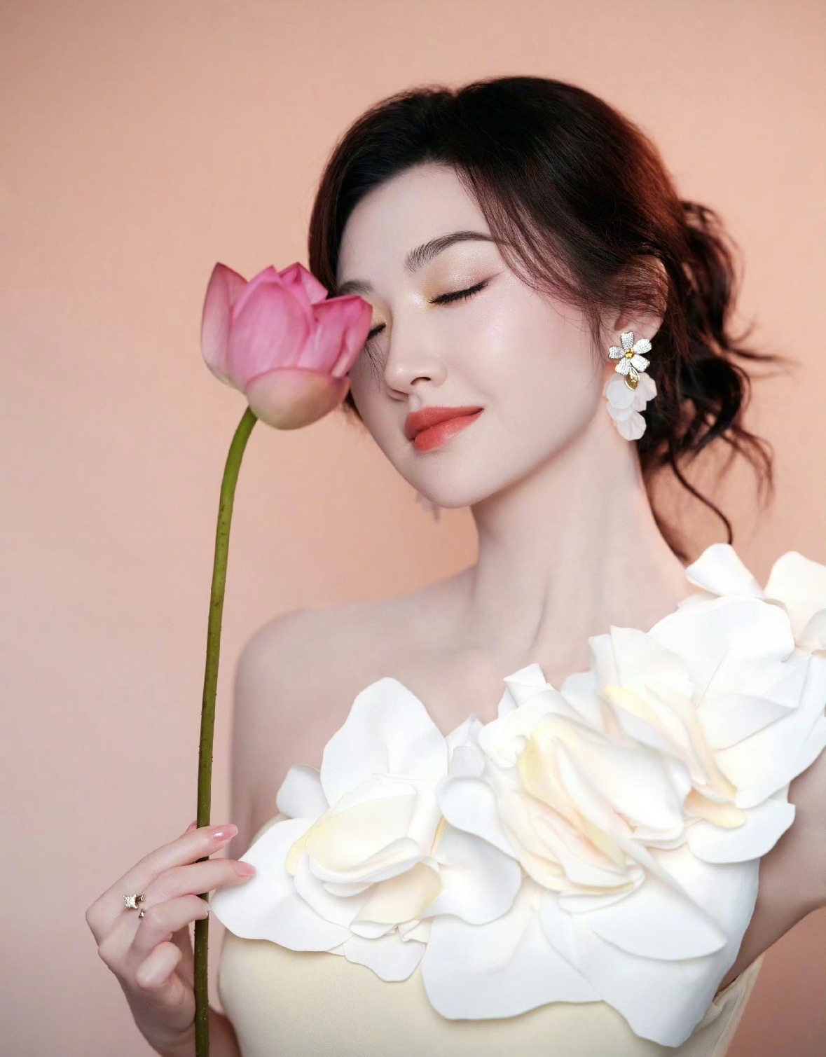景甜一夜涨粉3.1万当一场私人的感情与财产纠葛被置于聚光灯下，随之而来的便是汹涌