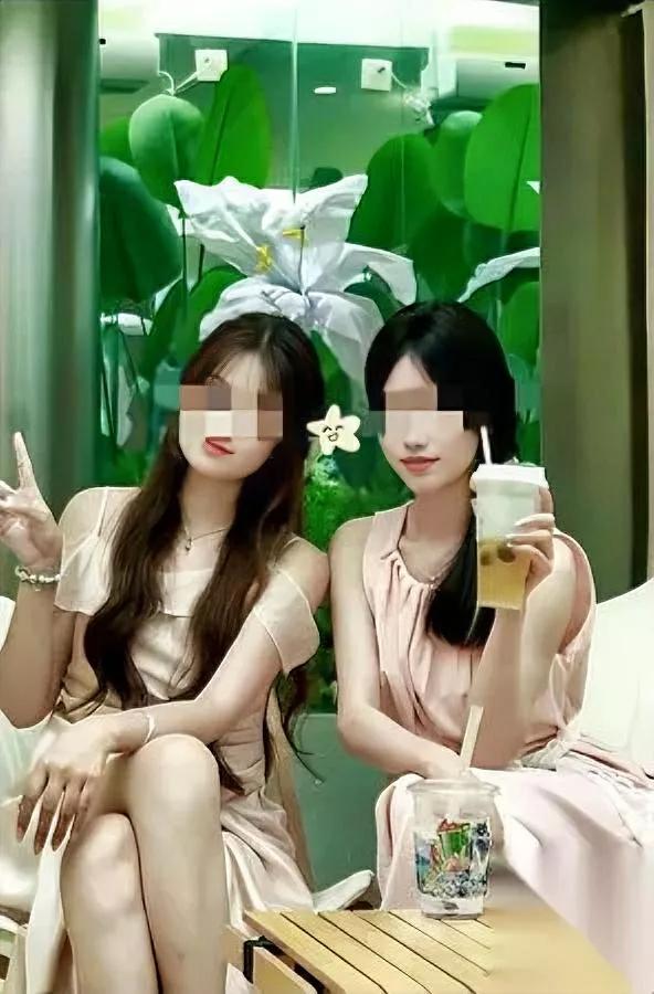 和姐妹喝咖啡，她突然凑近

说用小玩具解决生理需求

我差点喷咖啡——不是觉得她
