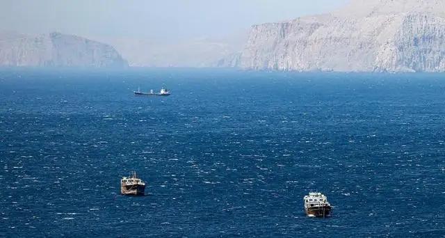 伊朗宣布关闭霍尔木兹海峡，导弹和无人机又接连飞向海湾多国，美军在巴林、科威特、卡