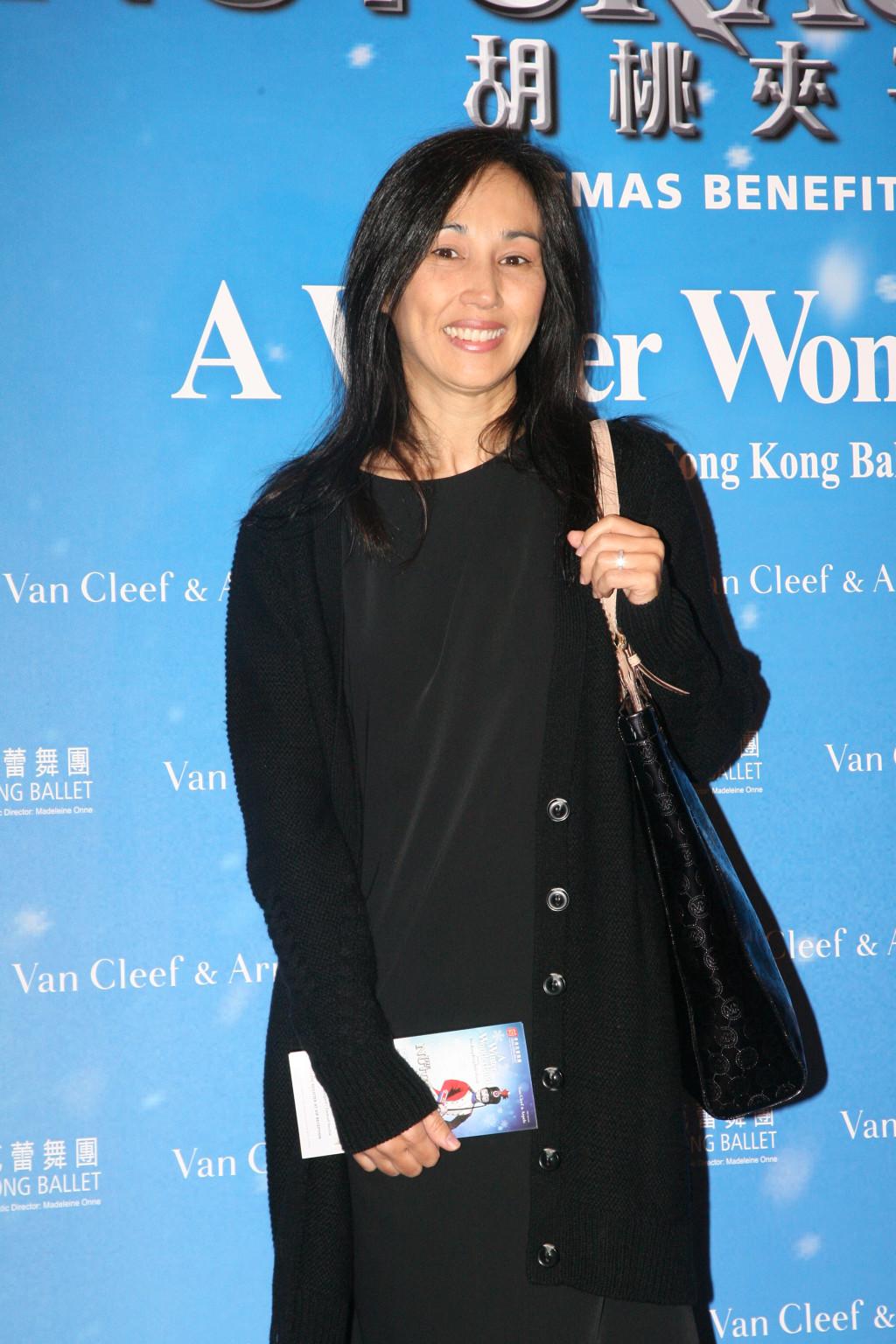 她当年是香港电影顶级美女，曾经和周星驰，张学友等巨星都有合作，现在已经淡出娱乐圈