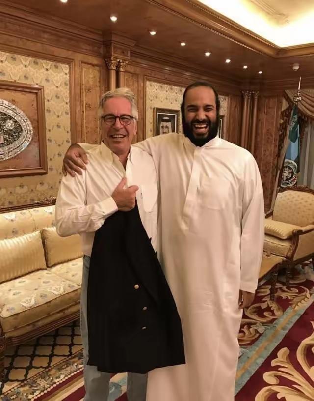 沙特王储小萨勒曼原来跟爱泼斯坦也有联系。不知道这一次有人敢不敢曝光他。
小萨勒曼