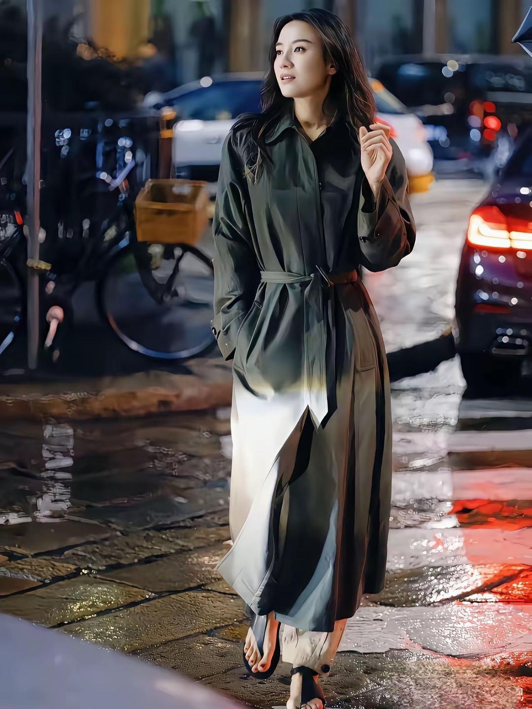 雨夜街头宋佳这一身风衣，慵懒又有故事感！
尤其是脚上的鞋子更是锦上添花。