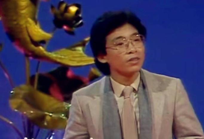 1984年，中国好不容易拿到了亚运会的承办权，却苦于没有足够的资金。此时，被香港