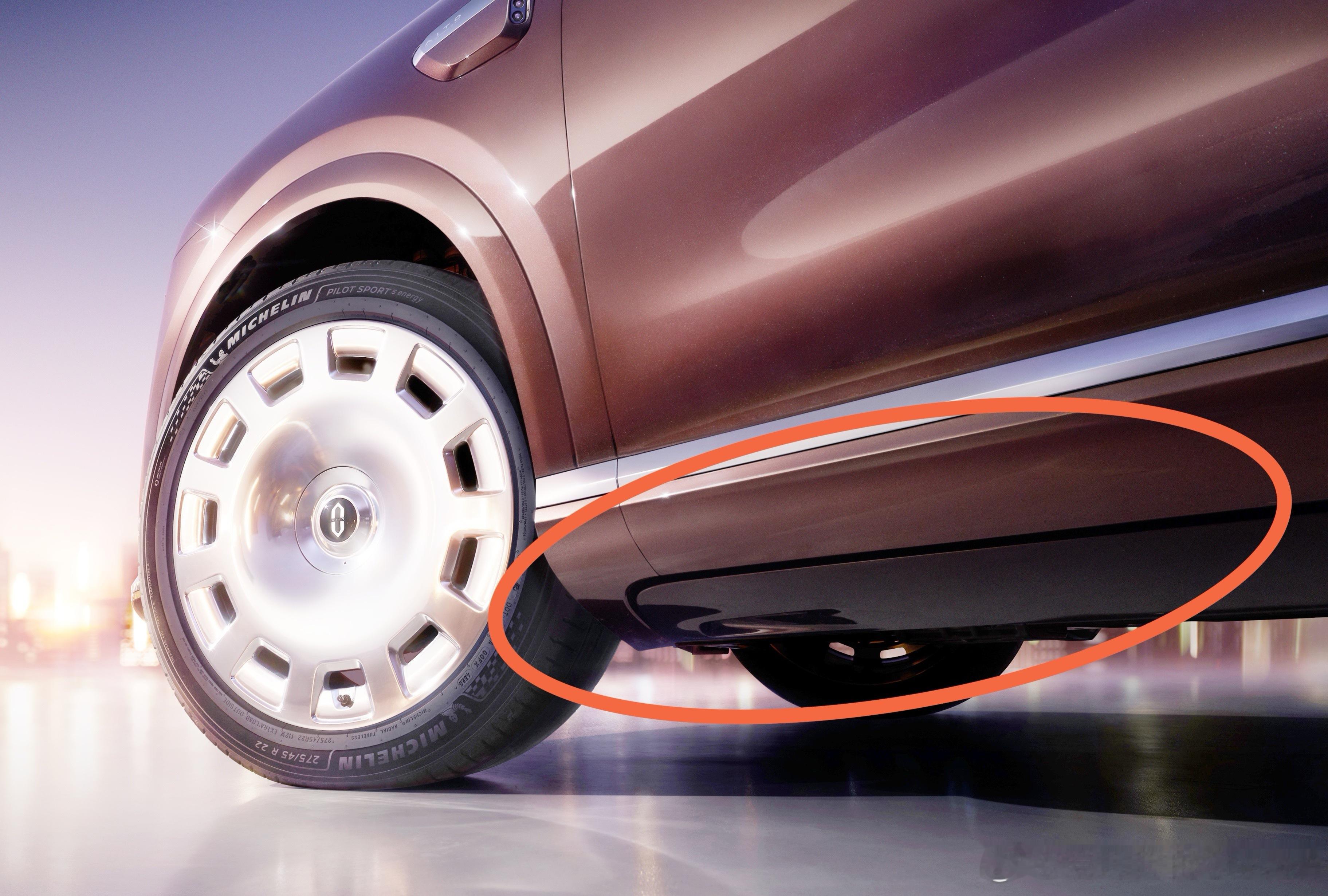 新款问界M9底盘布局优化，电动踏板升级成隐藏式。问界m9