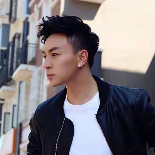 2026年1月7日，《手遮天》首映礼的影厅内，灯光刚暗下又骤然亮起，主创团队正站