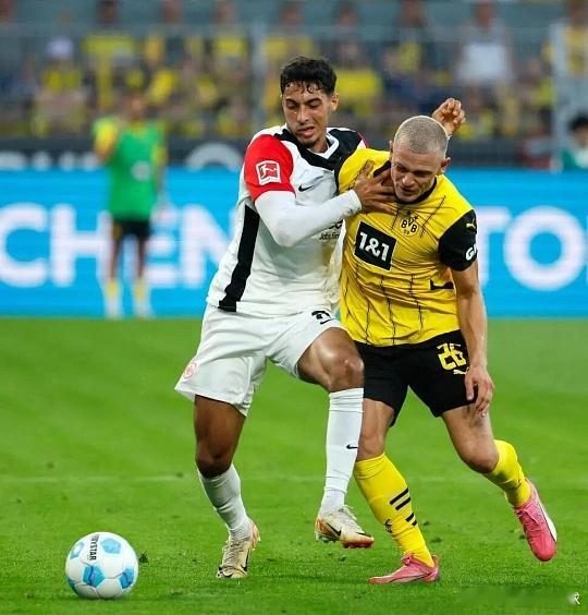 004   德国杯    法兰克福vs多特蒙德法兰克福目前联赛第六，上周末联赛主