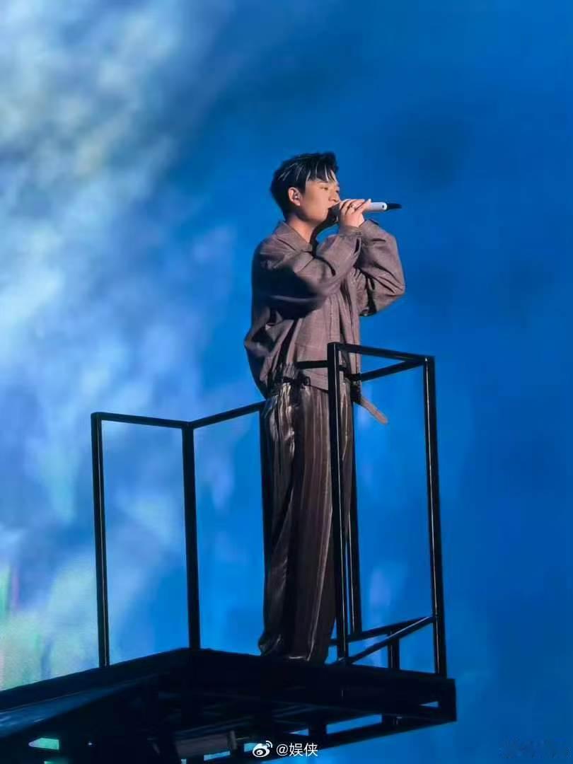 周兴哲 永不失联的爱歌手发布会曲风舒缓尽显温柔底蕴，细腻声线娓娓诉说，沉浸式聆听