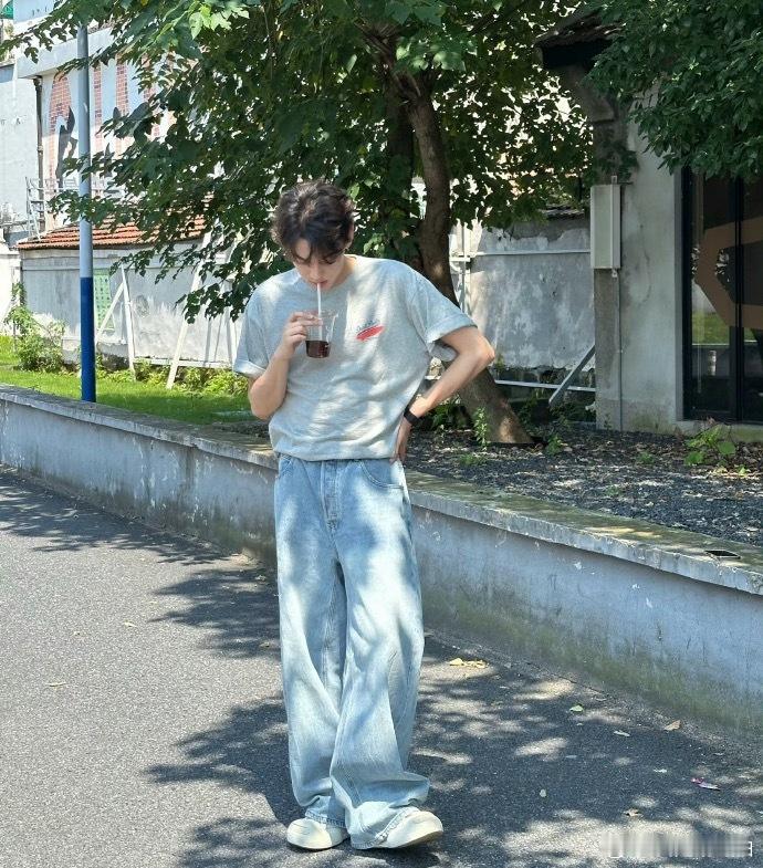 田栩宁建模脸配双开门身高已经词穷到只会喊哇了就看看田栩宁这身材比例吧，无言的羡慕