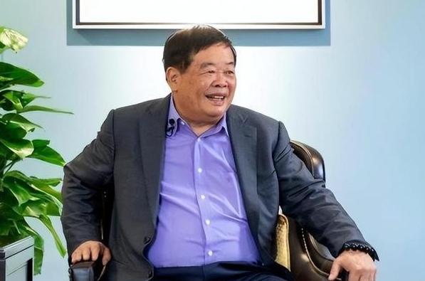 1983年，曹德旺去旅游买了一根拐杖，坐车时被司机呵斥：“小心点，碰坏车玻璃你可
