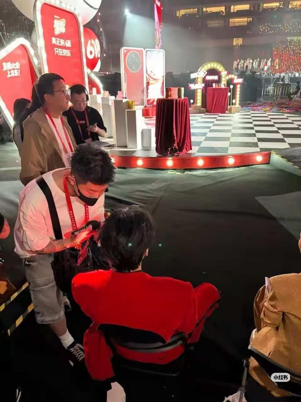 好完美的后脑勺发量我真的慕了！摩登兄弟