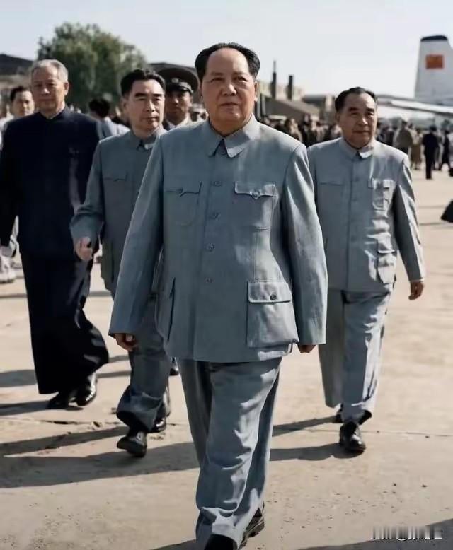 我们唱着东方红，当家作主站起来。
