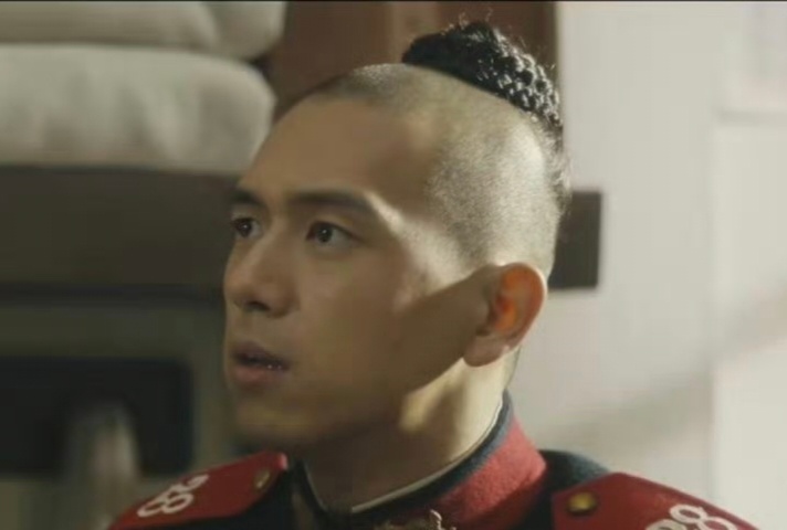 内娱谁敢接李现这样的造型 哈哈哈哈，又帅又丑的感觉就是这样的吗？确定清朝的辫子是