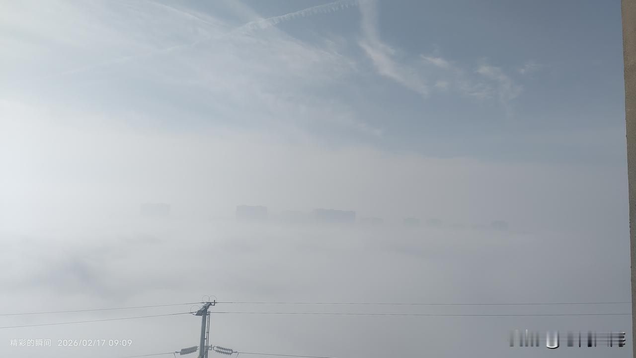 难得一见的春节清晨，河对过的楼房就像海市蜃楼