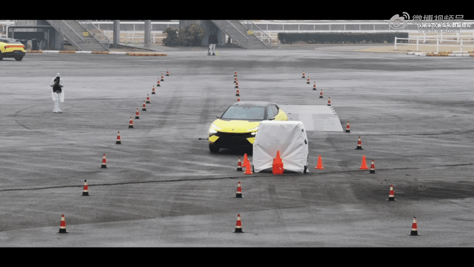 看完莲花Eletre的飞坡测试，最直观的感受就是：比起参数表上的数字，落地那一瞬