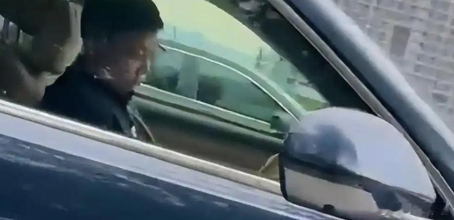 余承东以后开车估计都不会开窗了，前排隐私玻璃也得安上……弄得余承东第一次去公安局