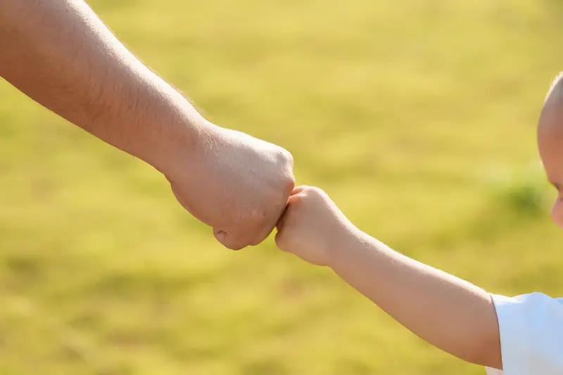 品读谷谷的文章中心是感恩，感恩着实是人生中极为重要的品质。俗话说，生养之恩大于天