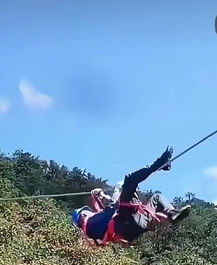 这是电力工作者作业剪辑。
      看后，我们不禁为之感叹，他们以坚毅不拔的精