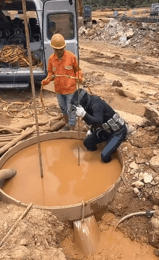 为什么打桩机钻头掉了非要派“水鬼”捞上来？其实说白了，用人下去是最后没办法的选择