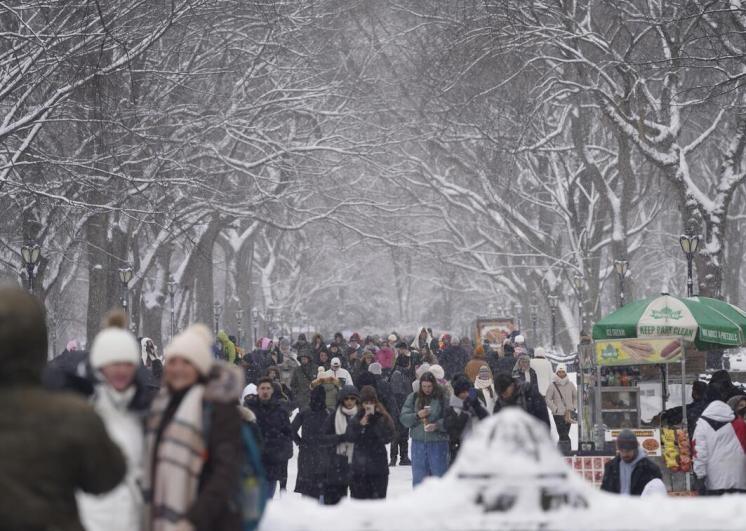 当地时间星期六，美国东北部冰雪交加，严重打乱圣诞假日过后的周末航班，超过9000
