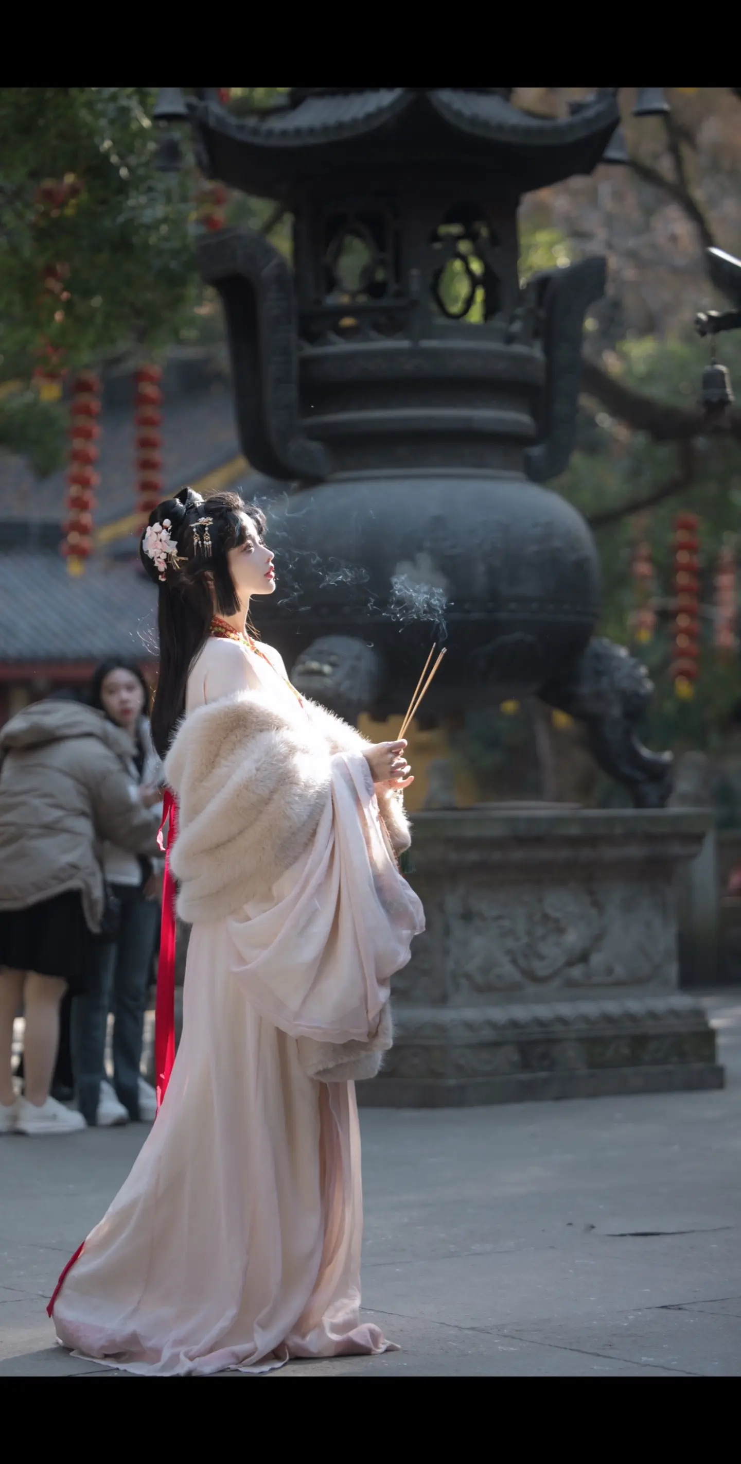 庙会一别竟最后一眼。不敢回望人海中擦肩。