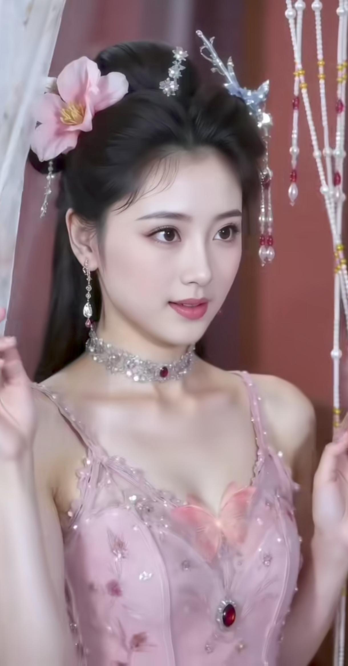 梦幻古风美人，花钿玉簪，红宝石项链，唯美古装造型。梦幻般美图分享 清雅古风发饰